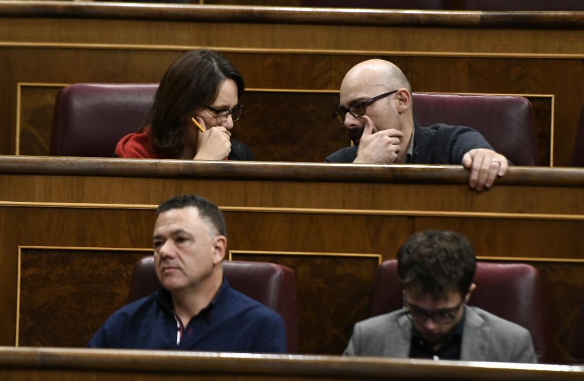 En la segunda fila, la portavoz Carolina Bescansa habla con Txema Guijarro.