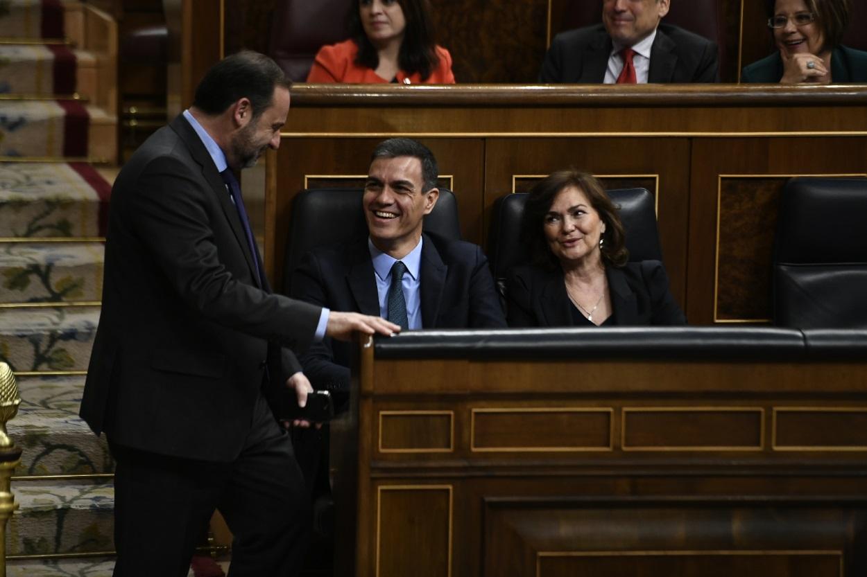 El ministro de Fomento saluda al presidente del Gobierno, Pedro Sánchez, y a la vicepresidenta, Carmen Calvo
