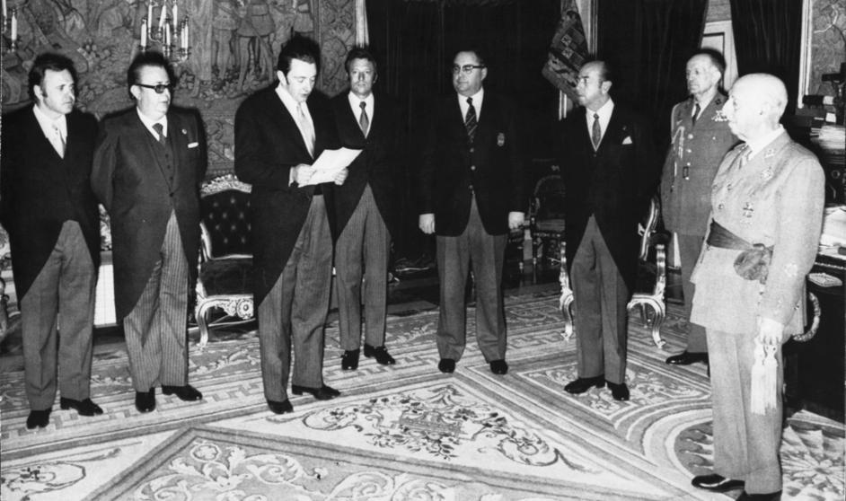 Agustín Montal, presidente del Barça, entrega a Franco una medalla de oro