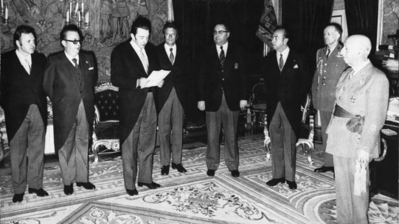 Agustín Montal, presidente del Barça, entrega a Franco una medalla de oro