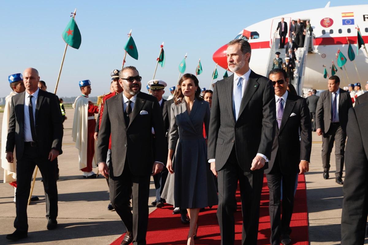 El Rey Mohamed VI, la Reina Letizia y el Rey Felipe VI en el cordón de honor a su llegada a Rabat.