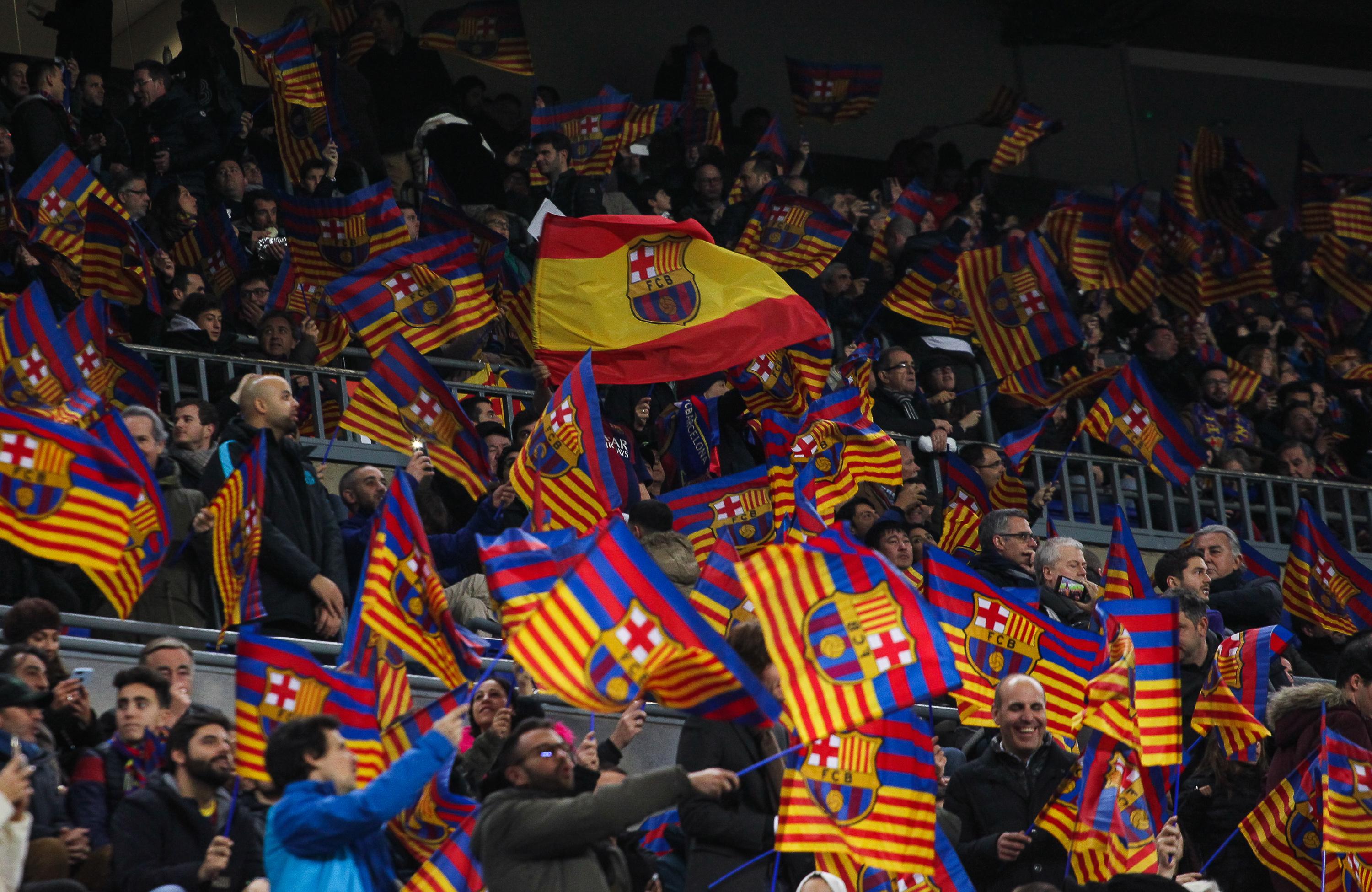 Bandera de España ondeando en el Camp Nou