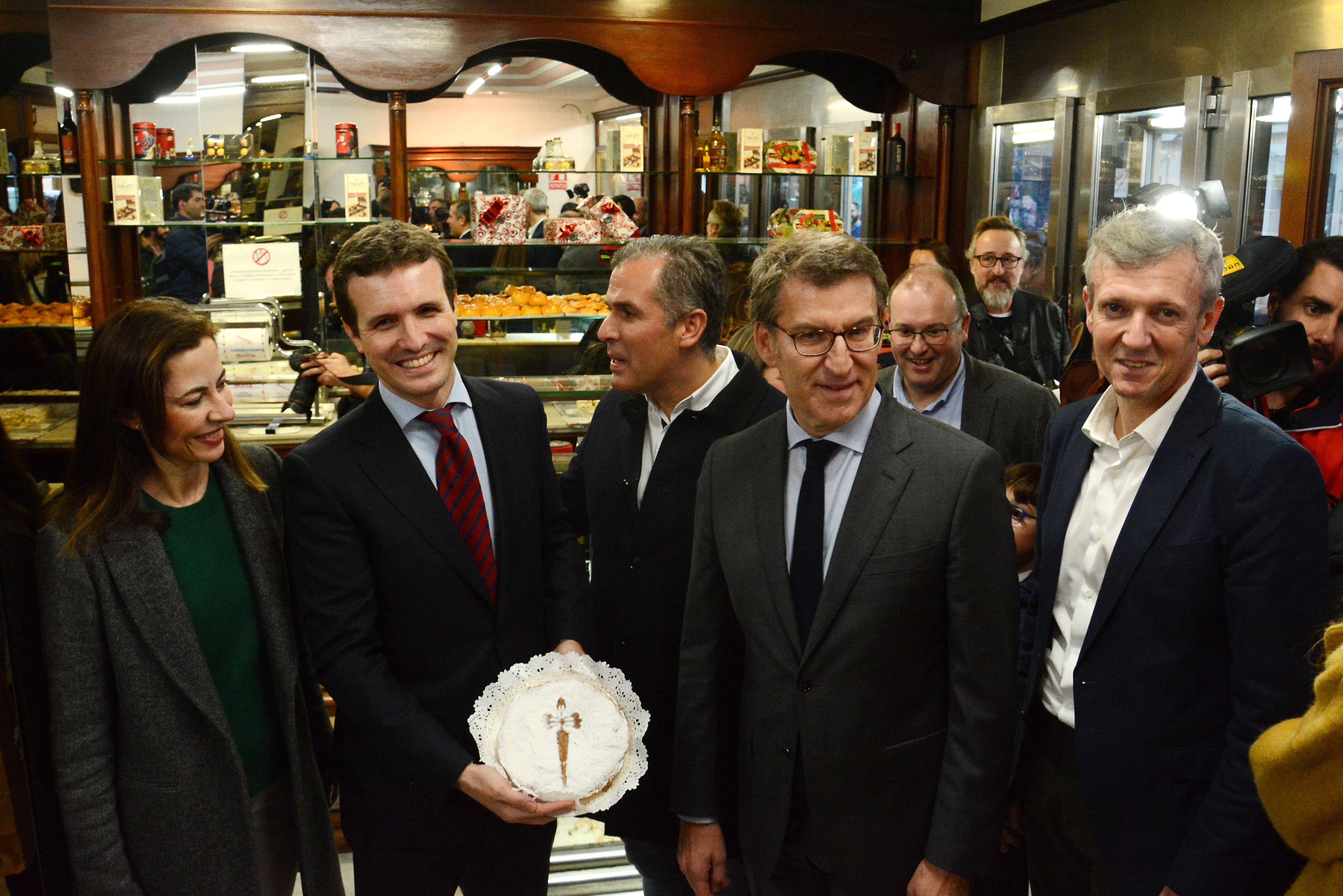 El presidente del PP Pablo Casado realiza un paseo por el casco histórico de Pontevedra con el presidente de la Xunta de Galicia Alberto Núñez Feijoo 