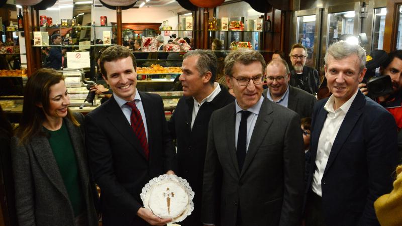 El presidente del PP Pablo Casado realiza un paseo por el casco histórico de Pontevedra con el presidente de la Xunta de Galicia Alberto Núñez Feijoo 