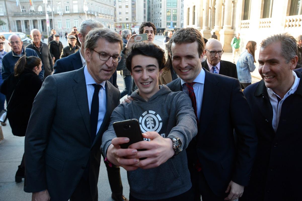 El presidente del PP, Pablo Casado realiza un paseo por el casco histórico de Pontevedra con el presidente de la Xunta de Galicia, Alberto Núñez Feijoo.