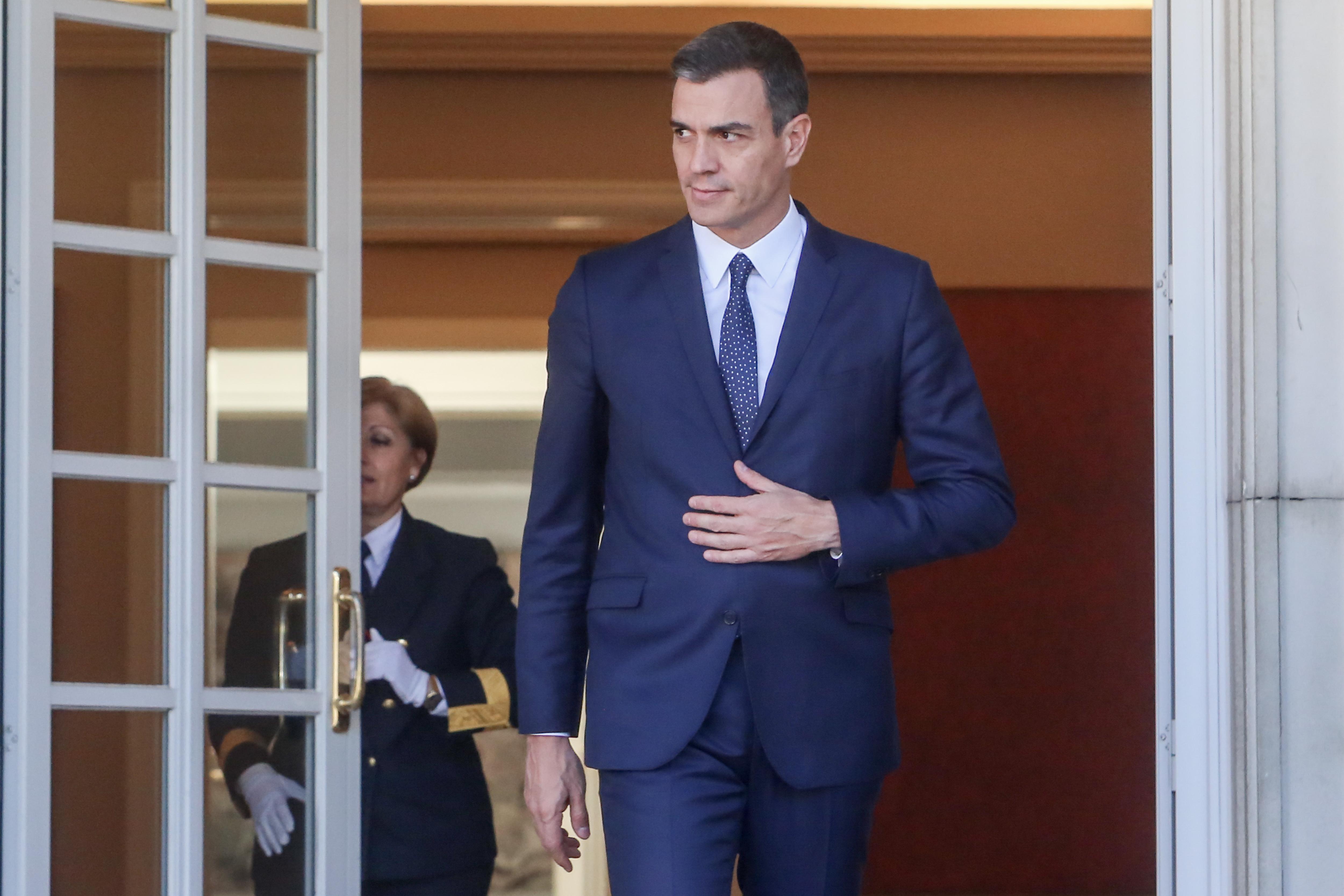 El presidente del Gobierno, Pedro Sánchez, sale a recibir al primer ministro de Luxemburgo, Xavier Bettel, en el Palacio de La Moncloa.