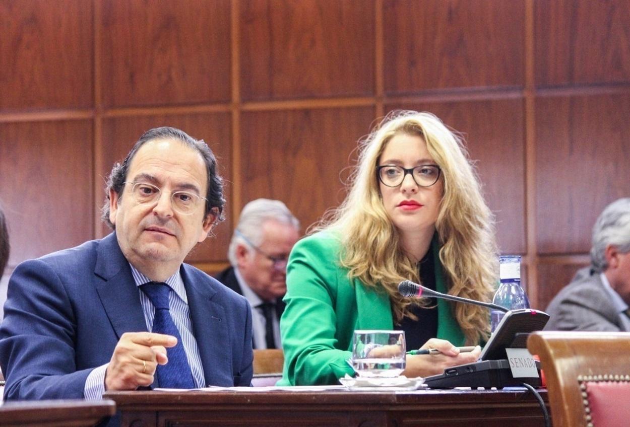 Luis Aznar, senador del PP, junto a Esther Muñoz