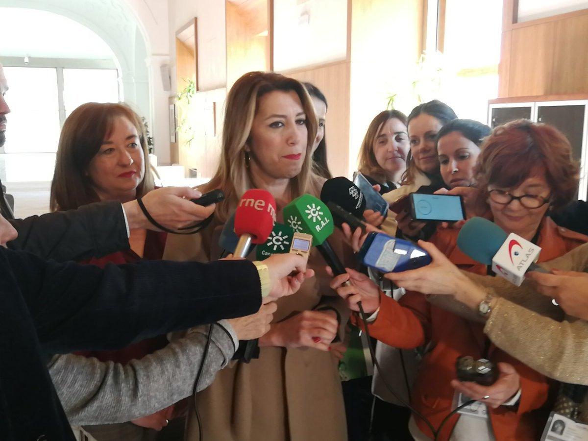Susana Díaz, en los pasillos del Parlamento atendiendo a los medios.