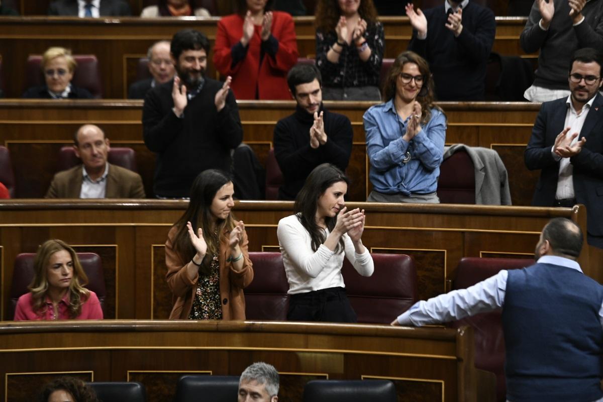 La bancada de Unidos Podemos aplauden al portavoz del grupo, Joan Mena Arca.