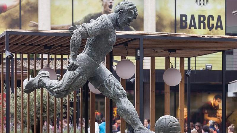 Estatua de Ladislao Kubala Stecz en los exteriores del Camp Nou