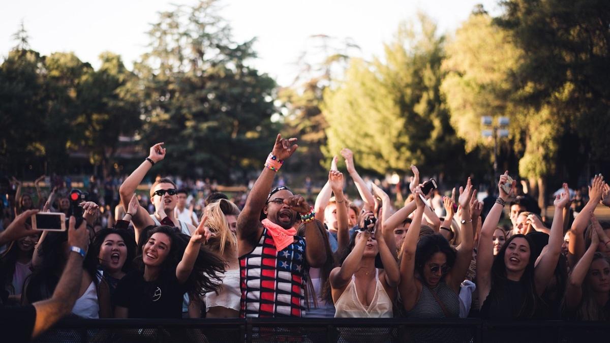 Gente en un festival de música.