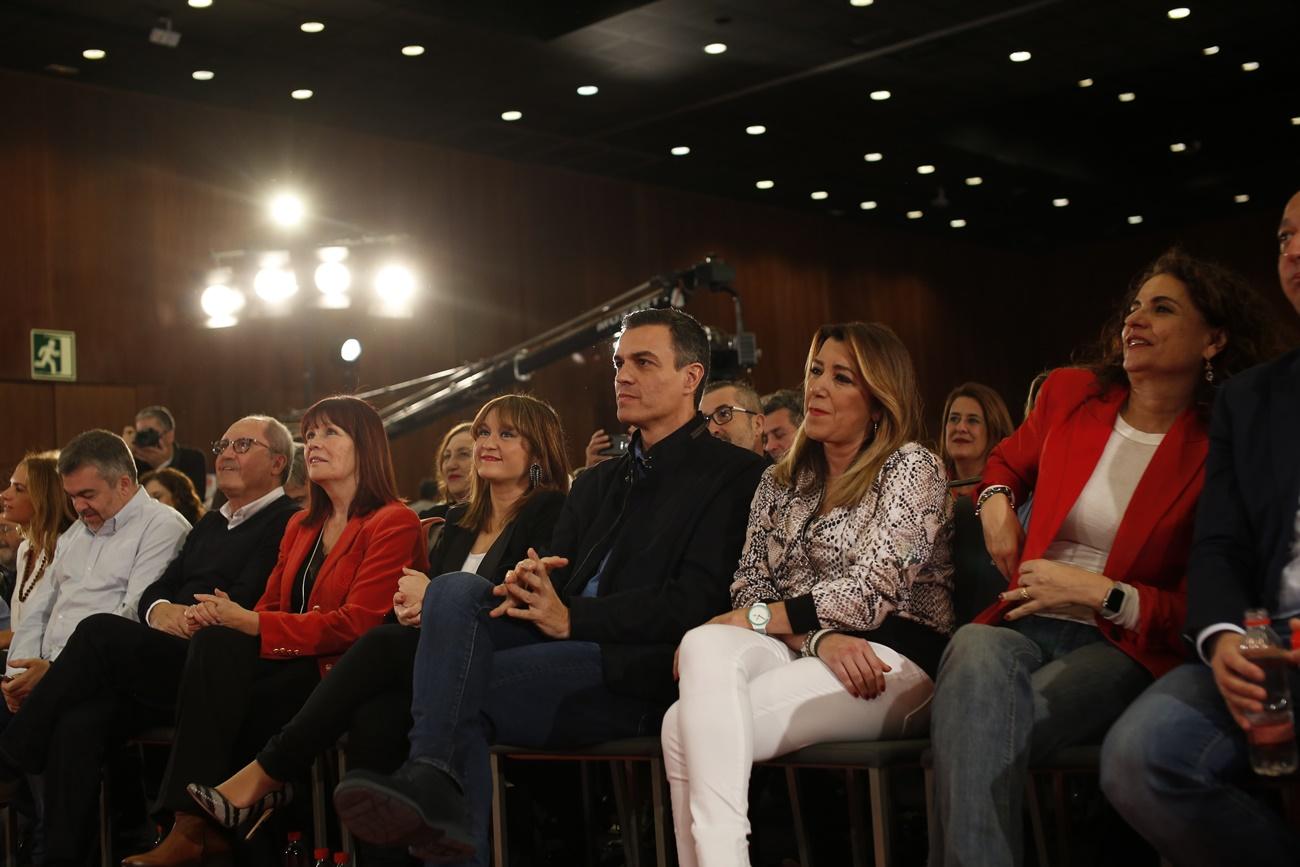 Sánchez y Díaz durante el acto de presentación del candidato a la alcaldía de Sevilla, Juan Espadas. 