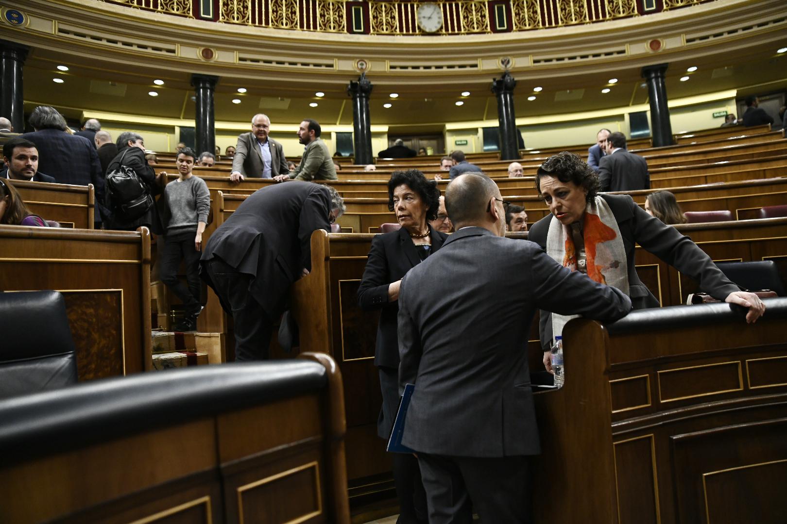 Magdalena Valerio (derecha) durante la segunda jornada del debate de enmiendas a los presupuestos