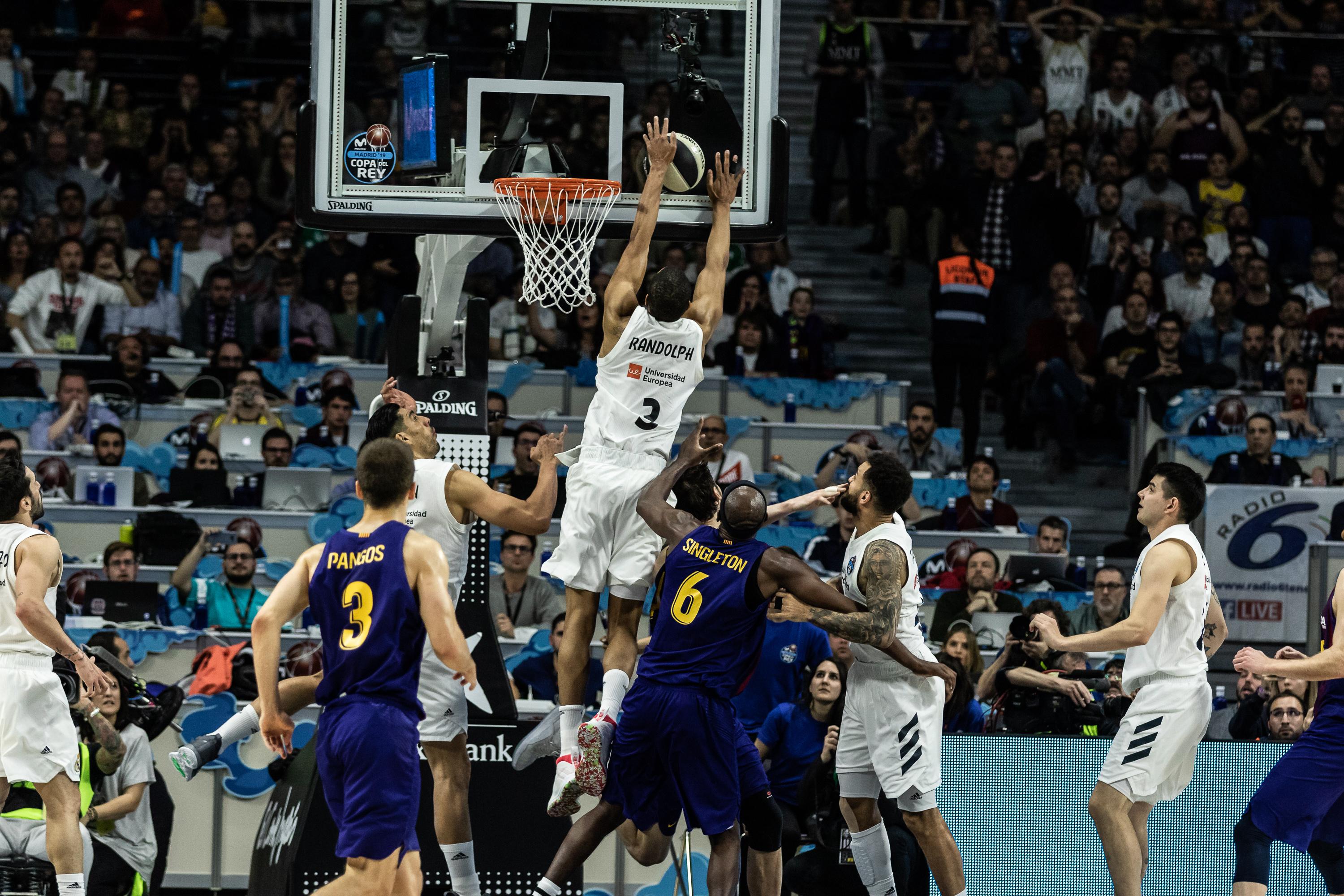 El tapón de Anthony Randolph en la final de Copa contra el Barcelona. Europa Press