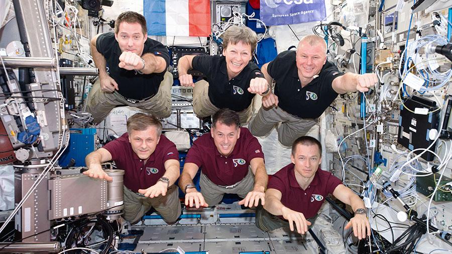 Tripulantes de la ISS hacen una broma. Foto: NASA