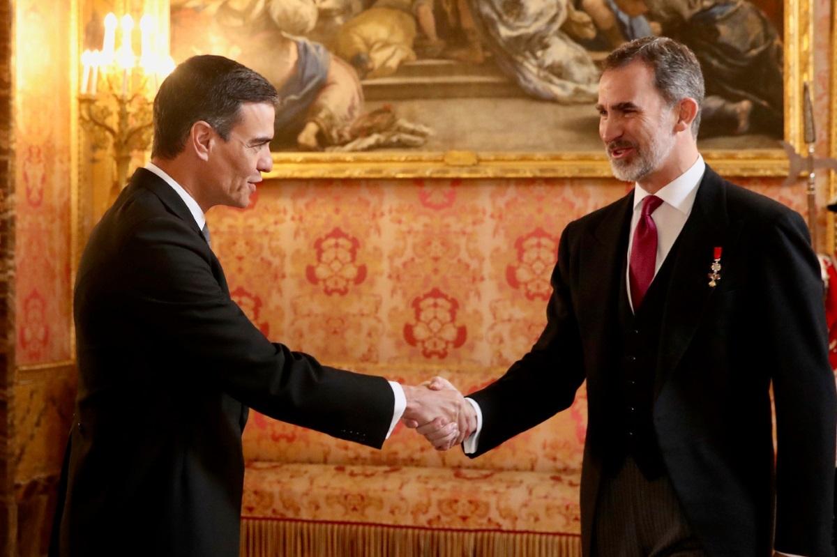 El Rey Felipe VI saluda al presidente del Gobierno, Pedro Sánchez. Imagen archivo