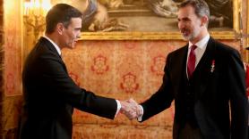 El Rey Felipe VI saluda al presidente del Gobierno, Pedro Sánchez. Imagen archivo