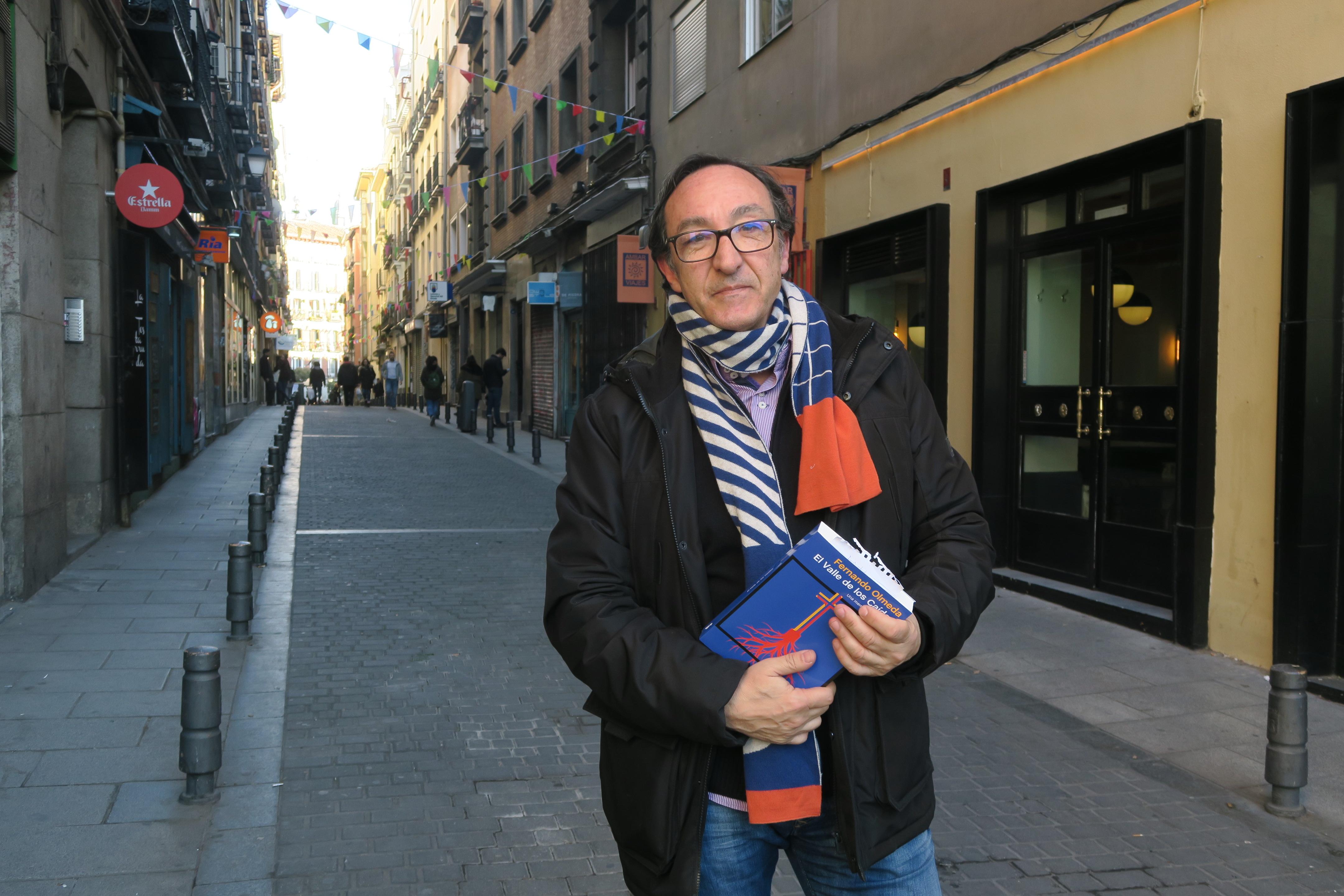 Fernando Olmeda, junto a su libro 'El Valle de los Caídos. Una memoria de España'