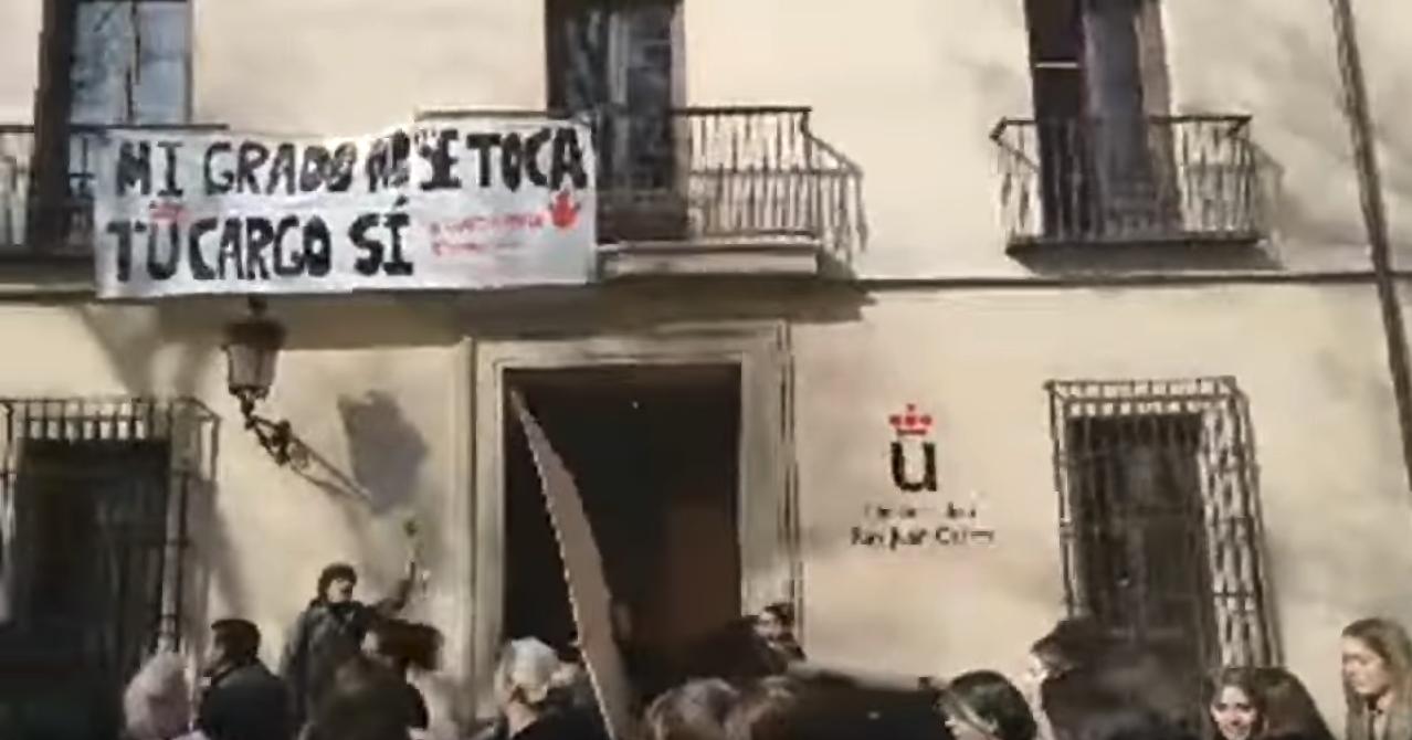 Cartel en el balcón de uno de los edificios de la URJC en la manifestación del 20 de febrero