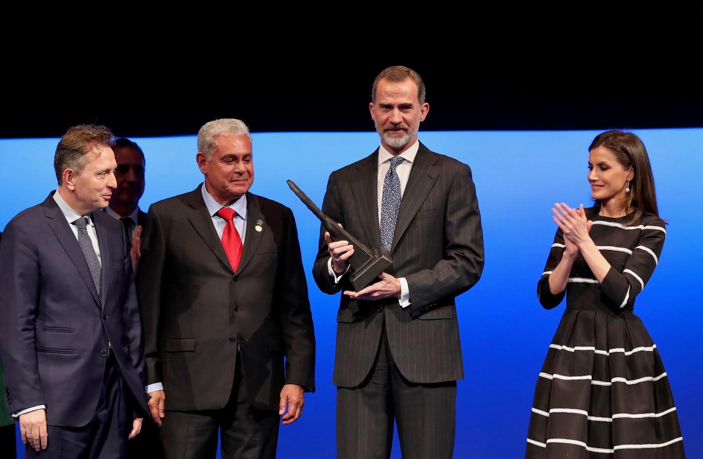 El rey Felipe VI con el premio que le entregó la World Jurist Association