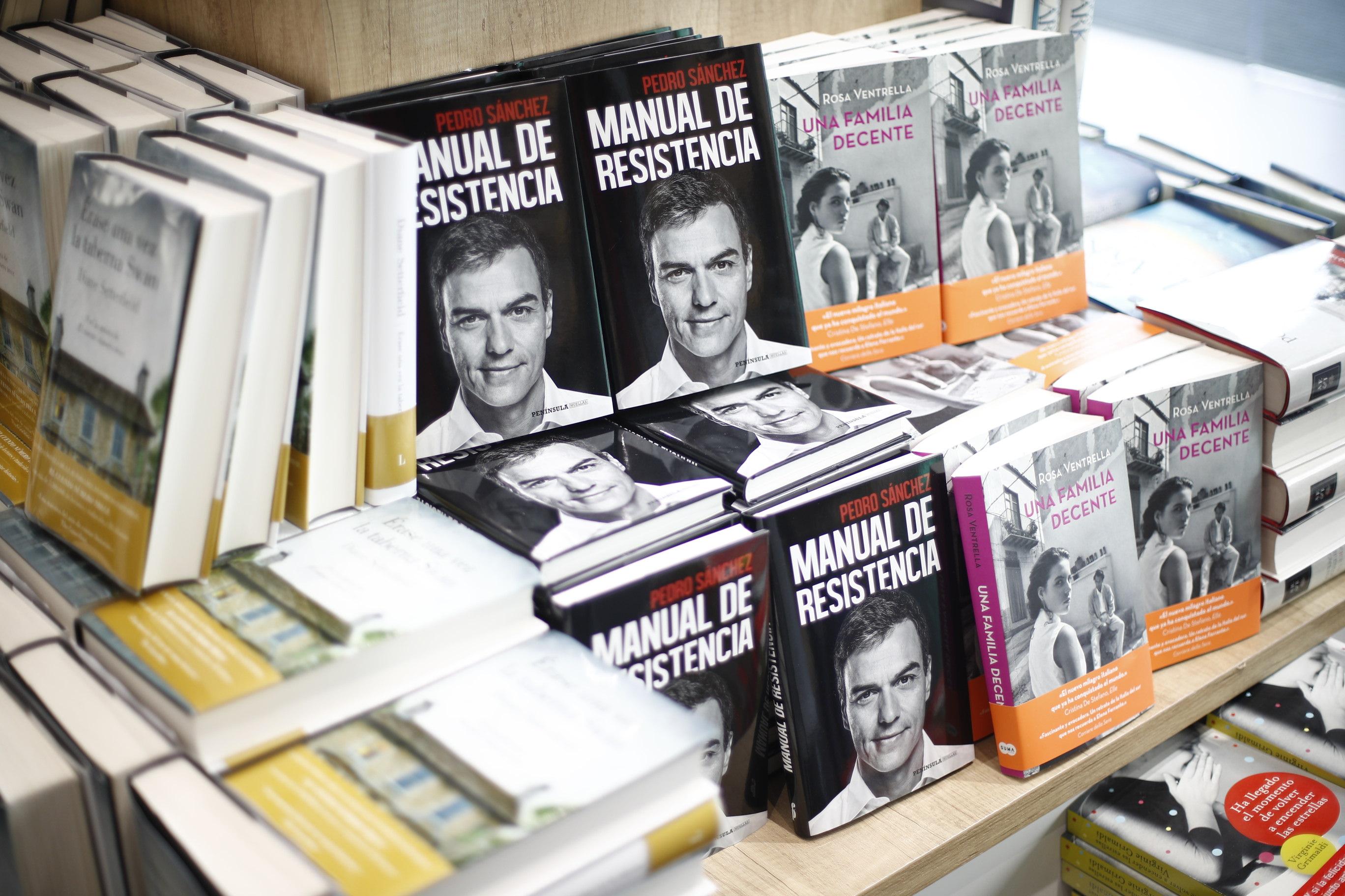 La biografía política 'Manual de Resistencia' escrita por el presidente del Gobierno Pedro Sánchez sale a la venta el 19 de febrero de 2019 medio año después de que el presidente accediera al ca