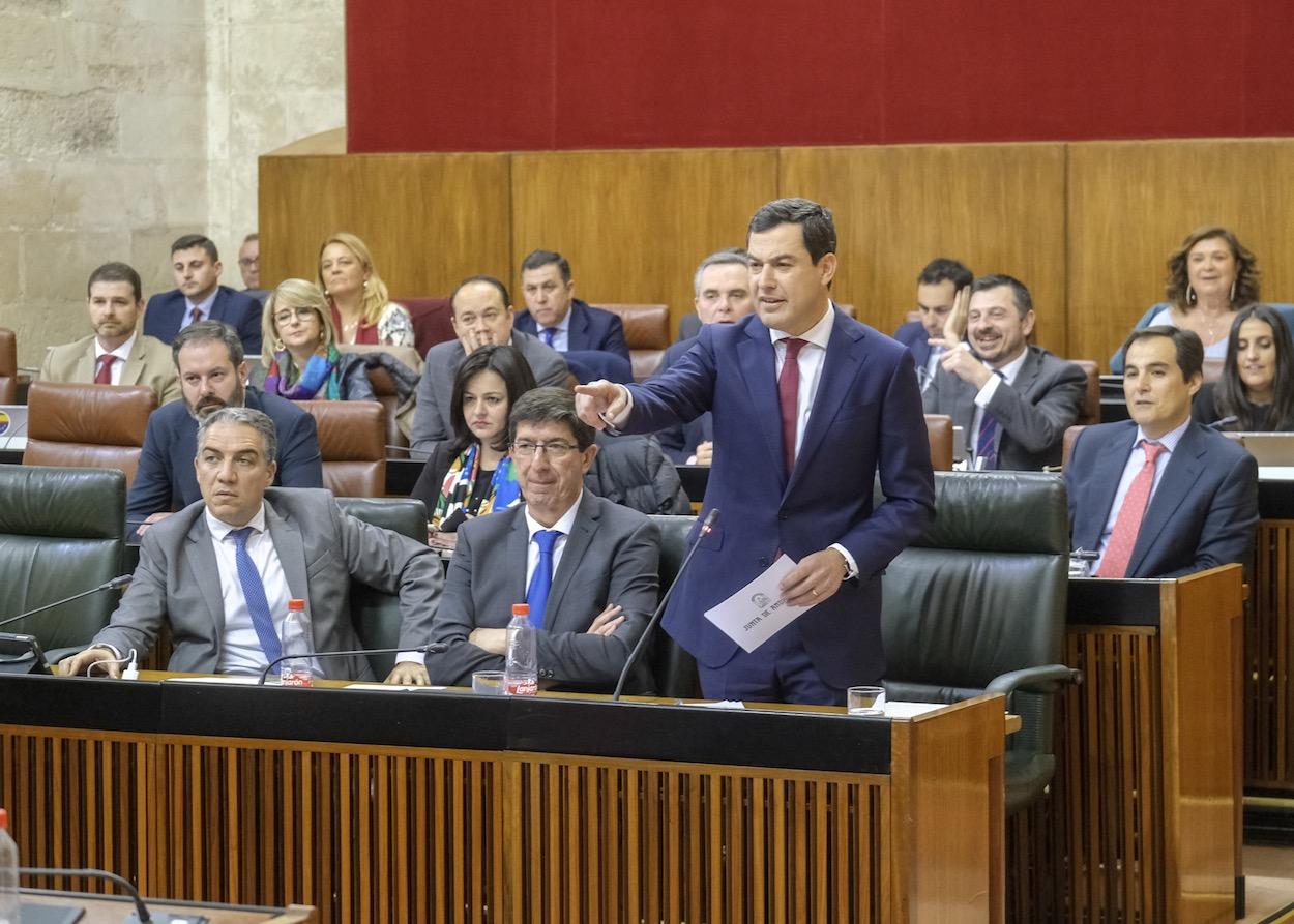 El presidente Juanma Moreno, en su primera sesión de control del Parlamento.