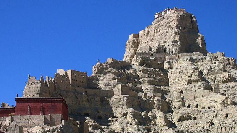 Lamentablemente el rey de Tsaparang fue víctima de una revuelta que no solo acabó con su vida si no con la de la capital de su reino, siendo Guge desde entonces uno de los reinos perdidos del Tibet y que algunos investigadores consideraron inspirador del mítico reino de Shangri-La del que habla James Milton en su obra el Horizonte Perdido Lamentablemente el rey de Tsaparang fue víctima de una revuelta que no solo acabó con su vida si no con la de la capital de su reino, siendo Guge desde entonces uno de los reinos perdidos del Tibet y que algunos investigadores consideraron inspirador del mítico reino de Shangri-La del que habla James Milton en su obra el Horizonte Perdido