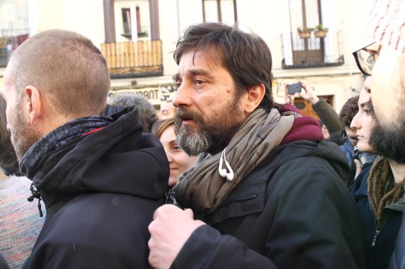 El diputado de Podemos Rafa Mayoral junto a activistas ante el desahucio de de Lavapiés