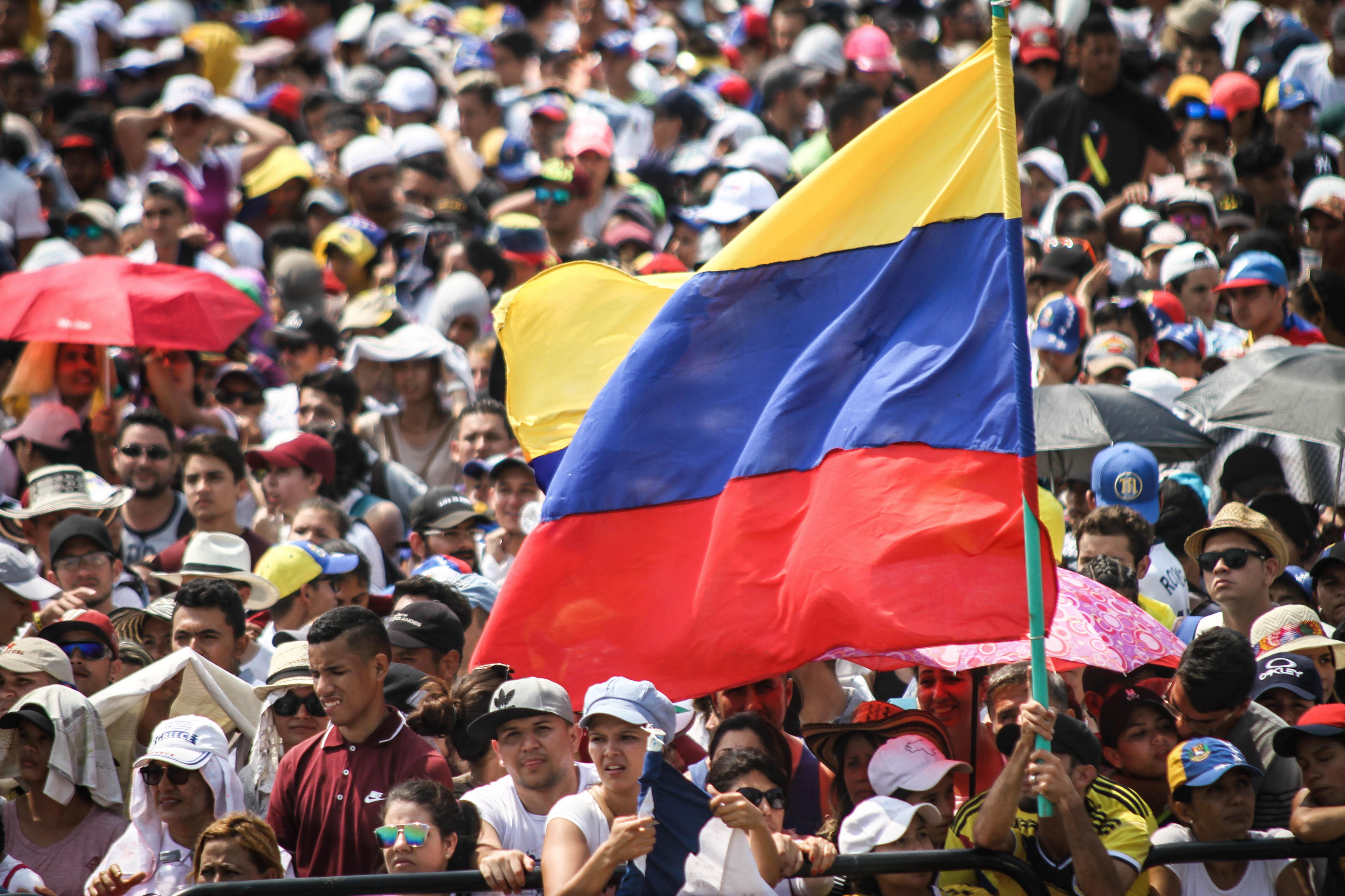 Un hombre con la bandera venezolana.