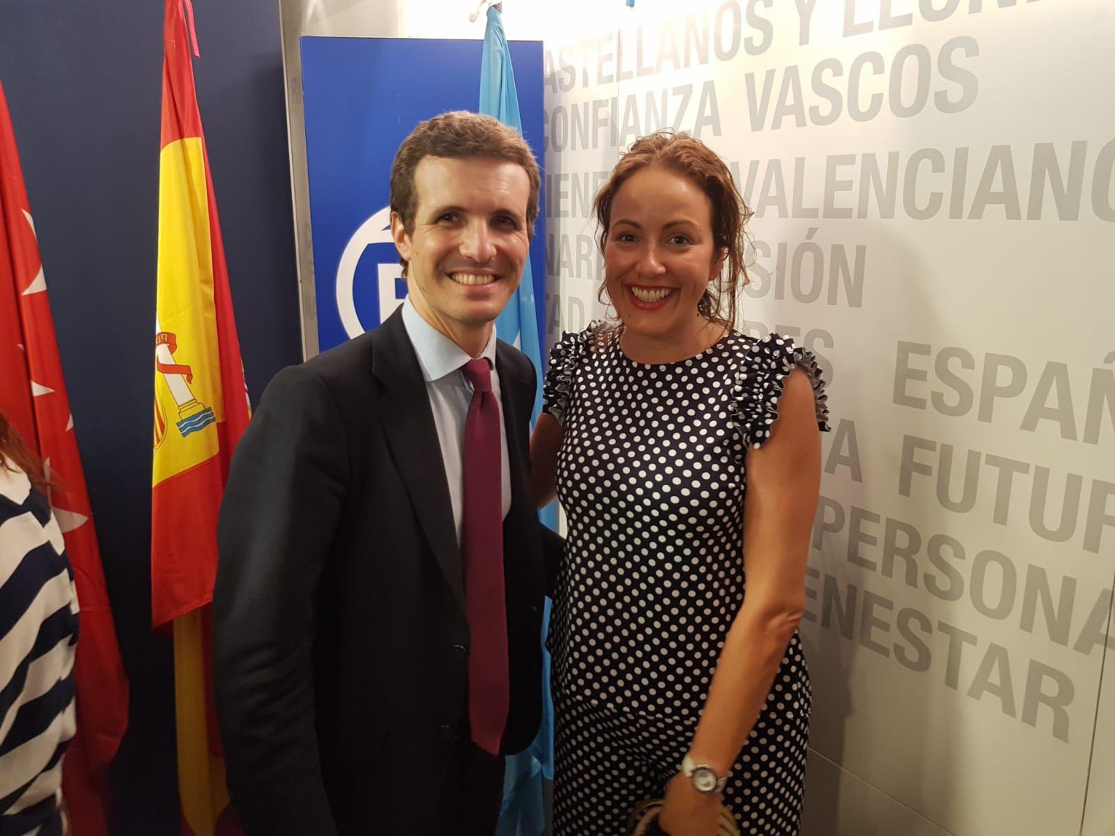 La líder del PP de San Sebastián de los Reyes, Lucía S. Fernández, y el líder del PP nacional, Pablo Casado. Fuente: PP.