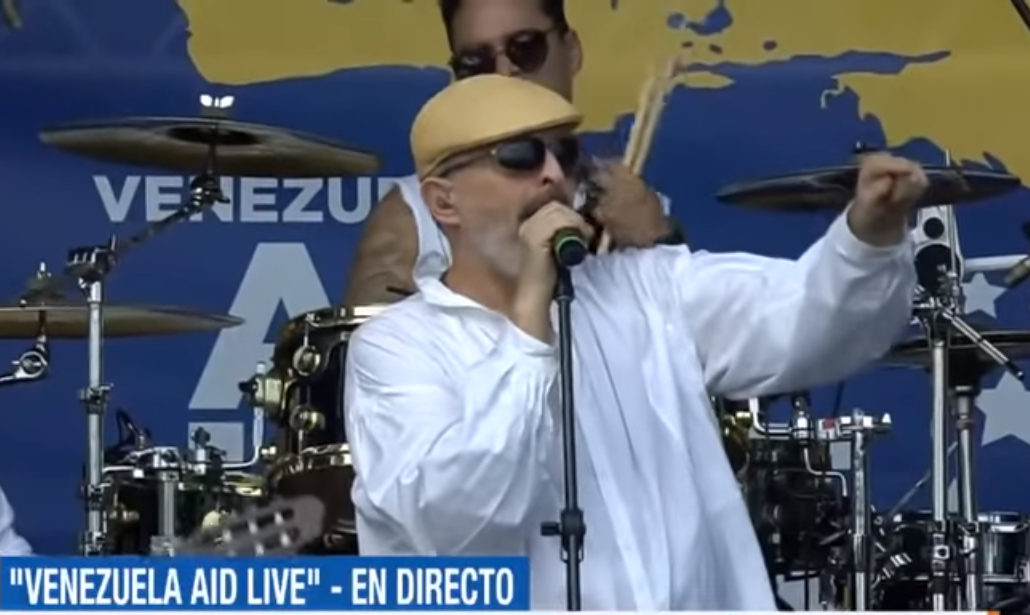 Miguel Bosé durante su actuación en el concierto de Venezuela.