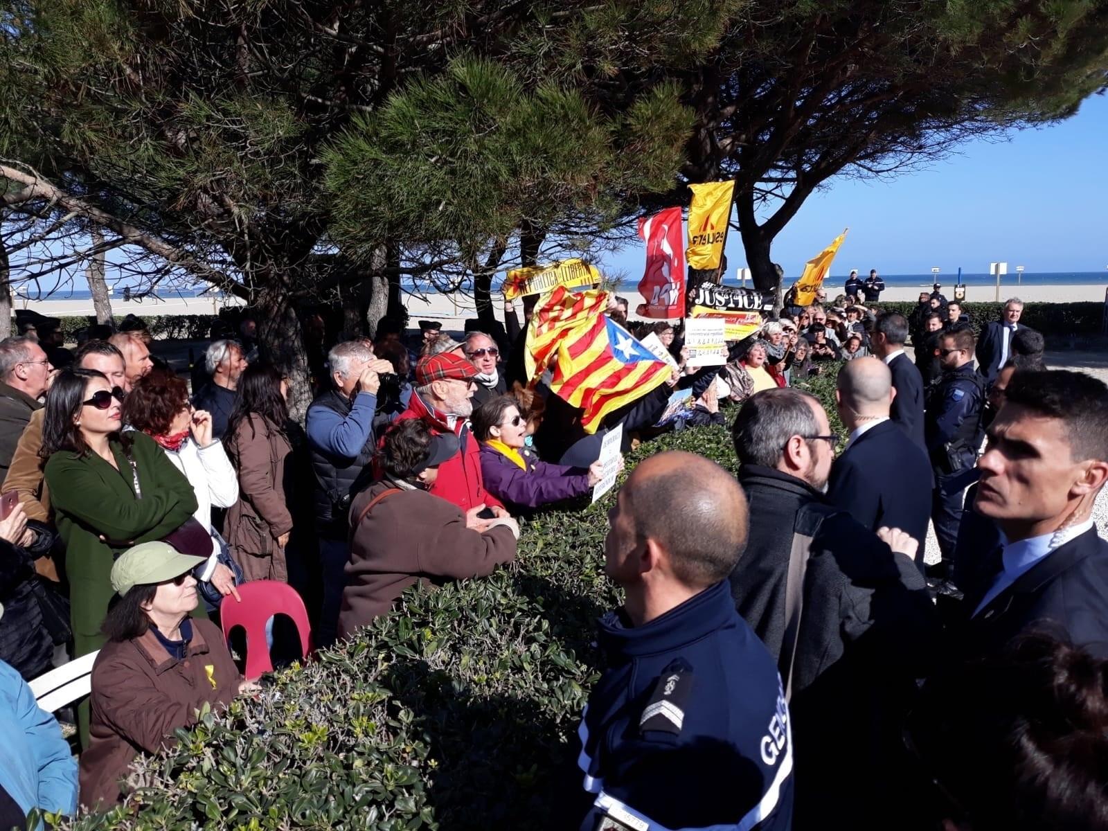 Unos 30 independentistas protestan ante Sánchez en su homenaje a los exiliados en Francia