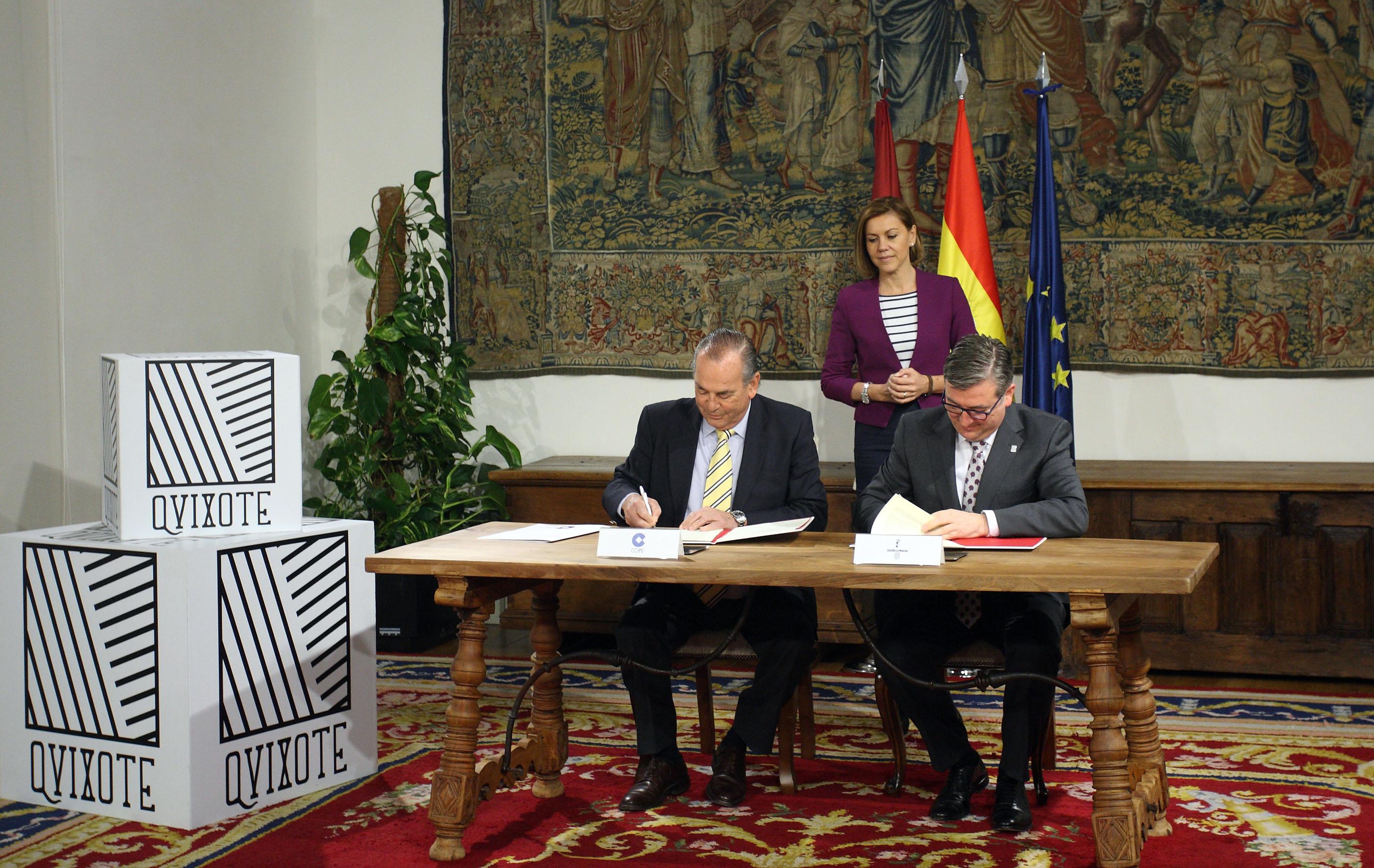 El consejero delegado de COPE y Marcial Marin firman en presencia de Cospedal.