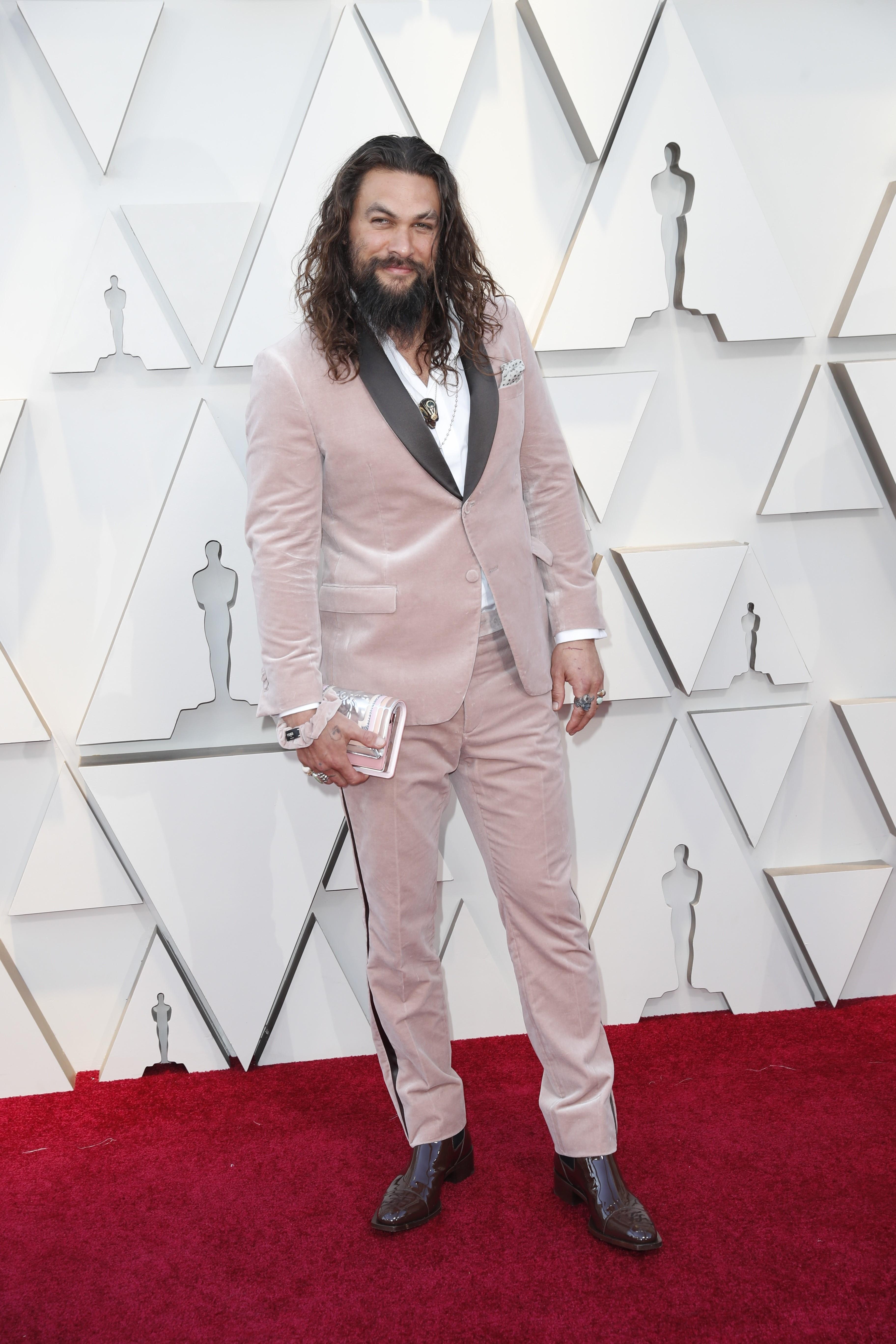  Jason Momoa, protagonista de 'Aquaman' con traje de terciopelo en tono nude - Foto EuropaPress