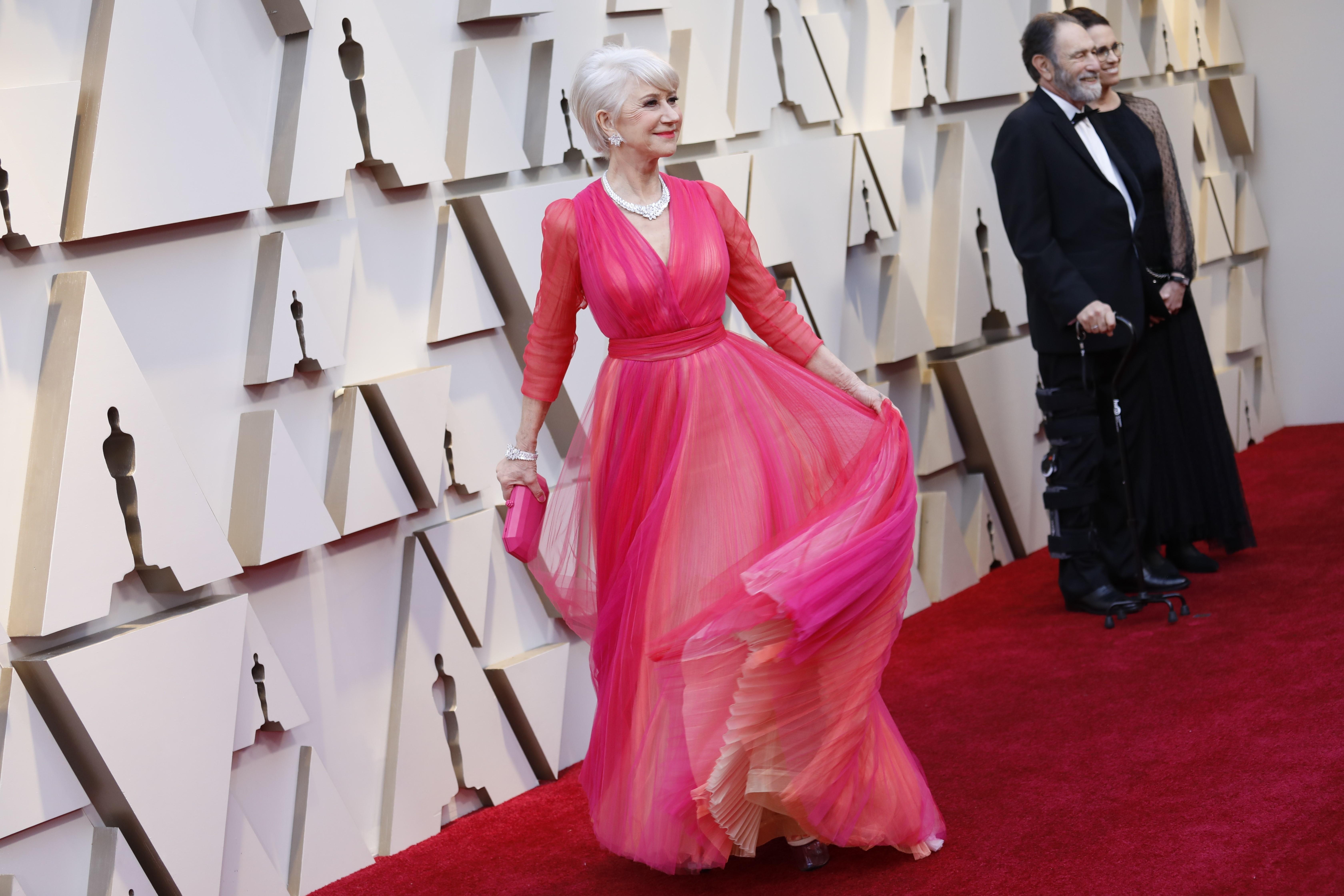 Con un diseño de Schiaparelli en tonos rosas y naranjas, la actriz Helen Mirren no pasó desapercibida -  Foto EuropaPress