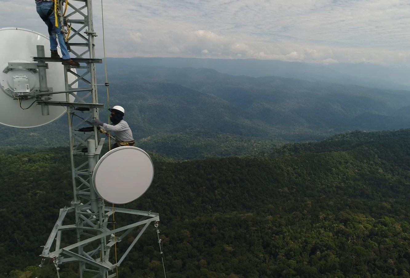 Un técnico revisa una antena de telefonía móvil en Perú - Telefónica