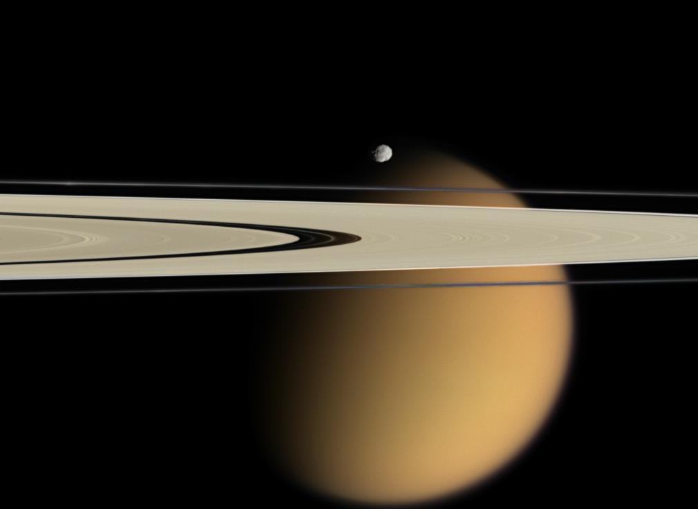 Titán a través de los anillos de Saturno. Foto: NASA Goddard Space Flight Center