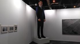 Ninot obra de Santiago Sierra y Eugenio Merino en ARCO que representa al rey Felipe VI y que arderá en un año. EP