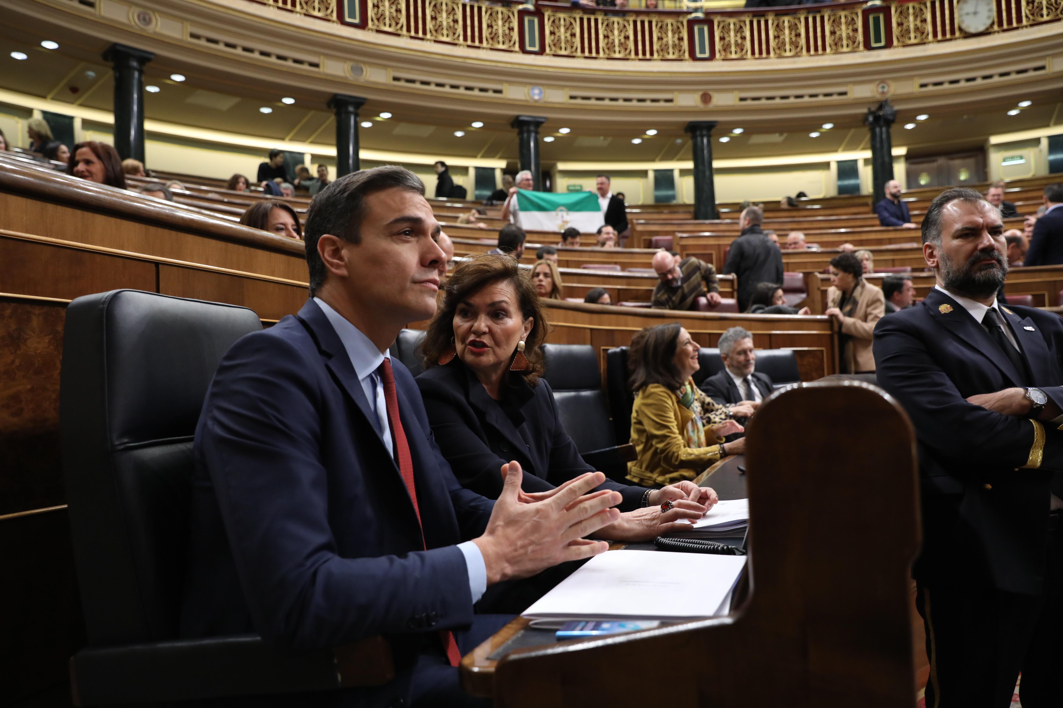 El presidente del Gobierno, Pedro Sánchez, junto a Carmen Calvo en la última sesión del Congreso. Europa Press.
