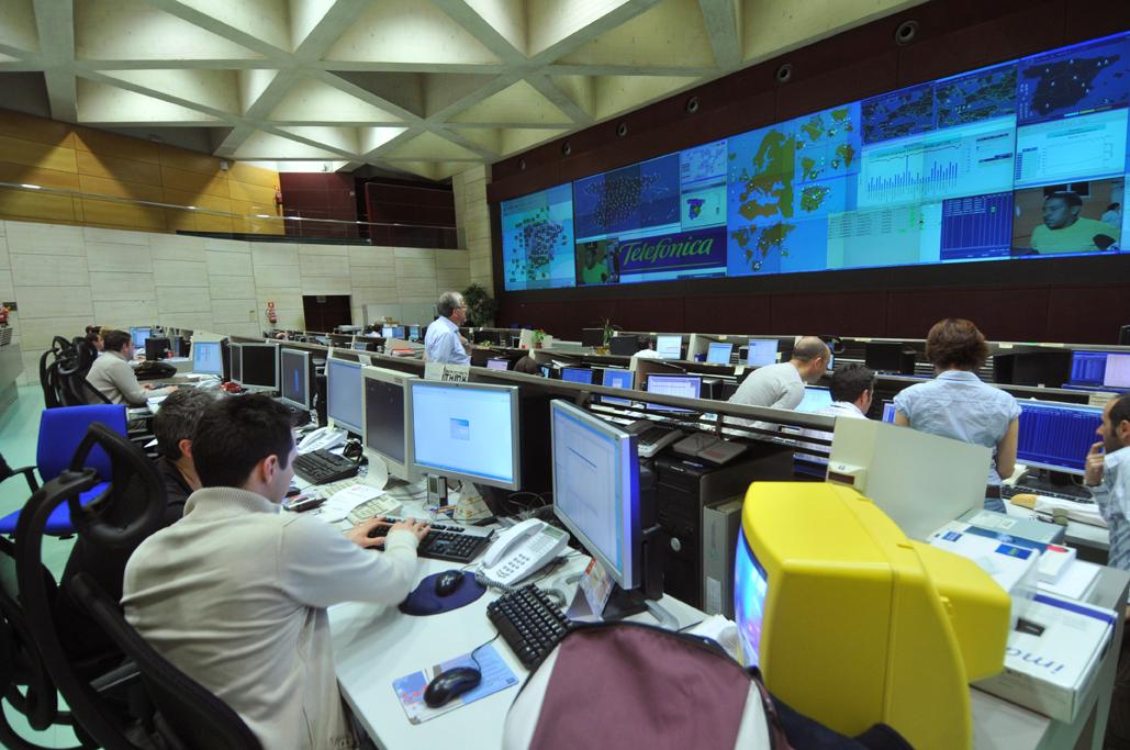 Sala de controladores en el CNSO (Centro Nacional de Supervisión y Operación) de Telefónica en Aravaca (Madrid) - Telefónica
