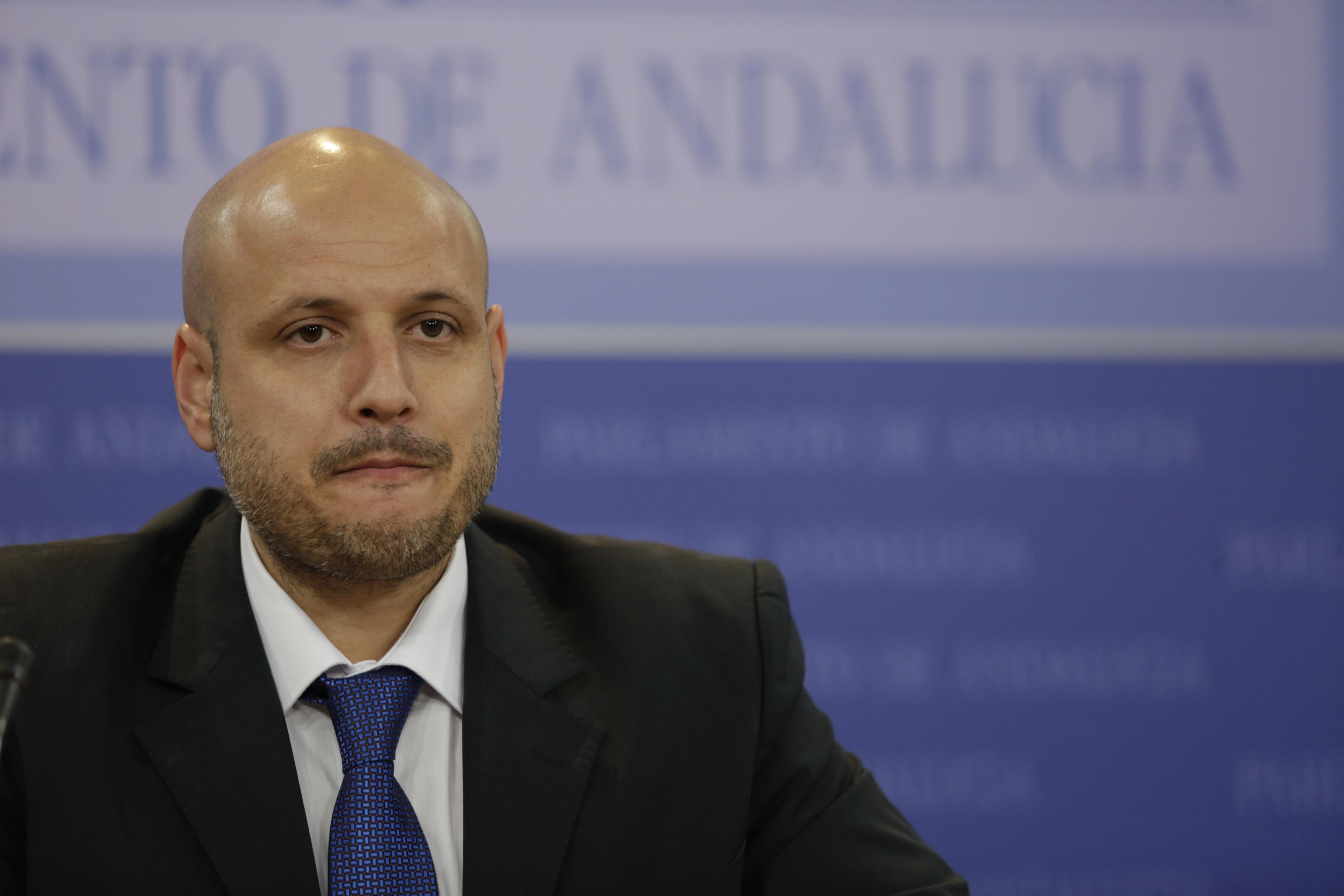 El secretario de Vox en el Parlamento andaluz Rodrigo Alonso en la sala de prensa del Parlamento 