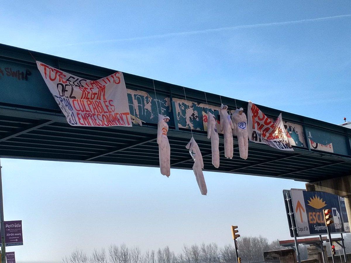 Imagen de los muñecos colgados en un puente de Lleida