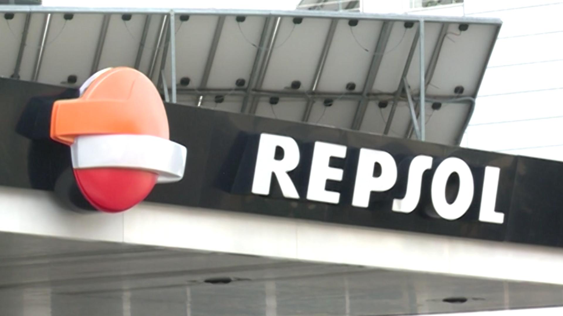 Gasolinera Repsol con placas fotovoltáicas en el techo. Europa Press