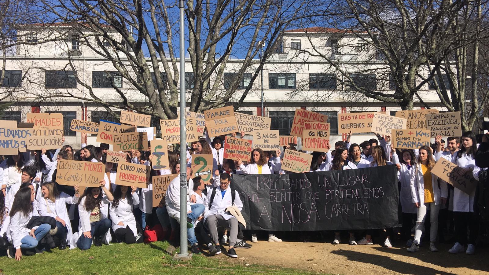 Alumnos y profesores de Farmacia de la USC se concentran frente a la facultad cerrada.