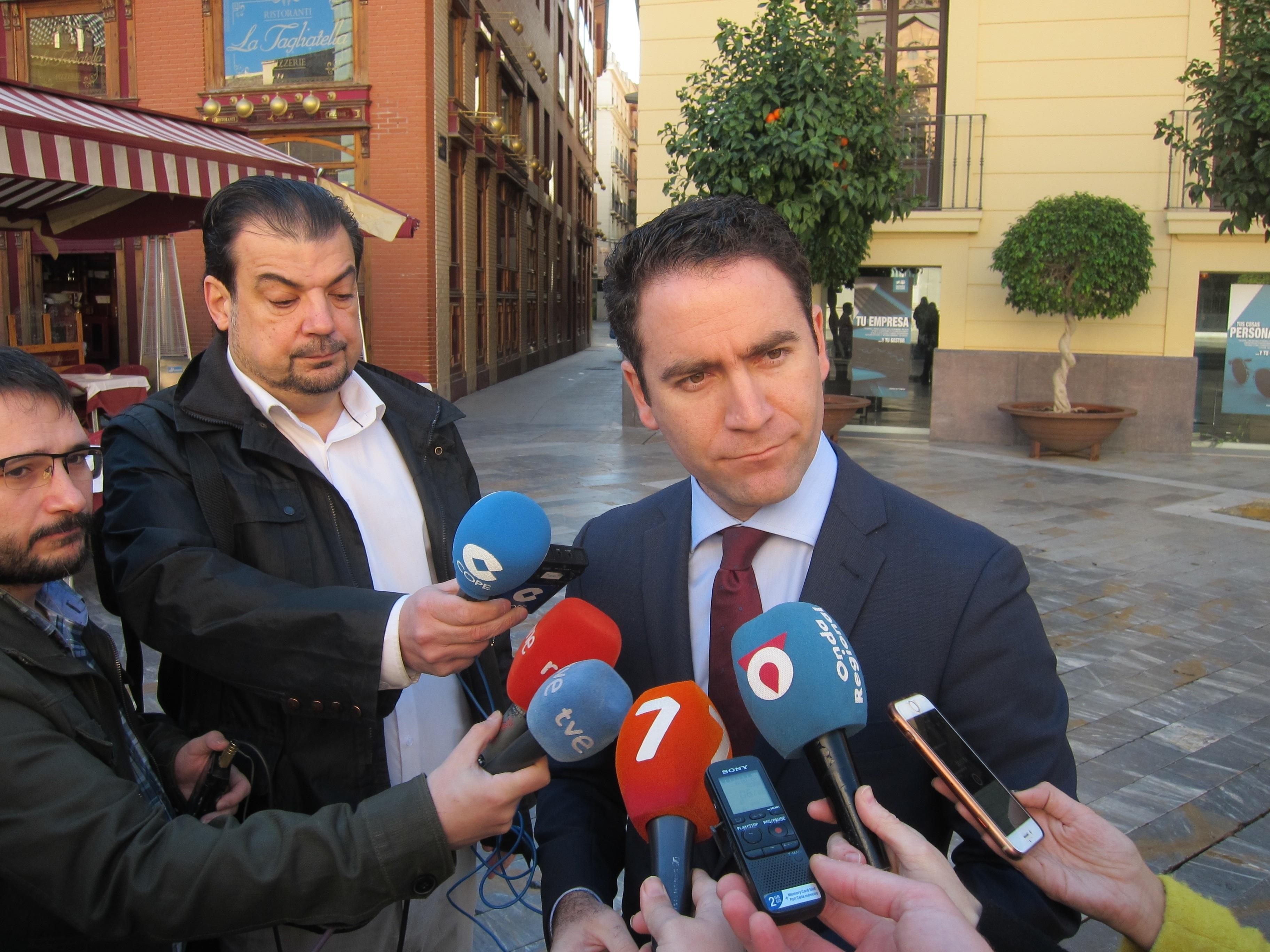 El secretario general del PP, Teodoro  García Egea, atiende a los medios de comunicación. Europa Press.