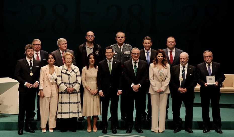 Foto de familia de los galardonados el Día de Andalucía.