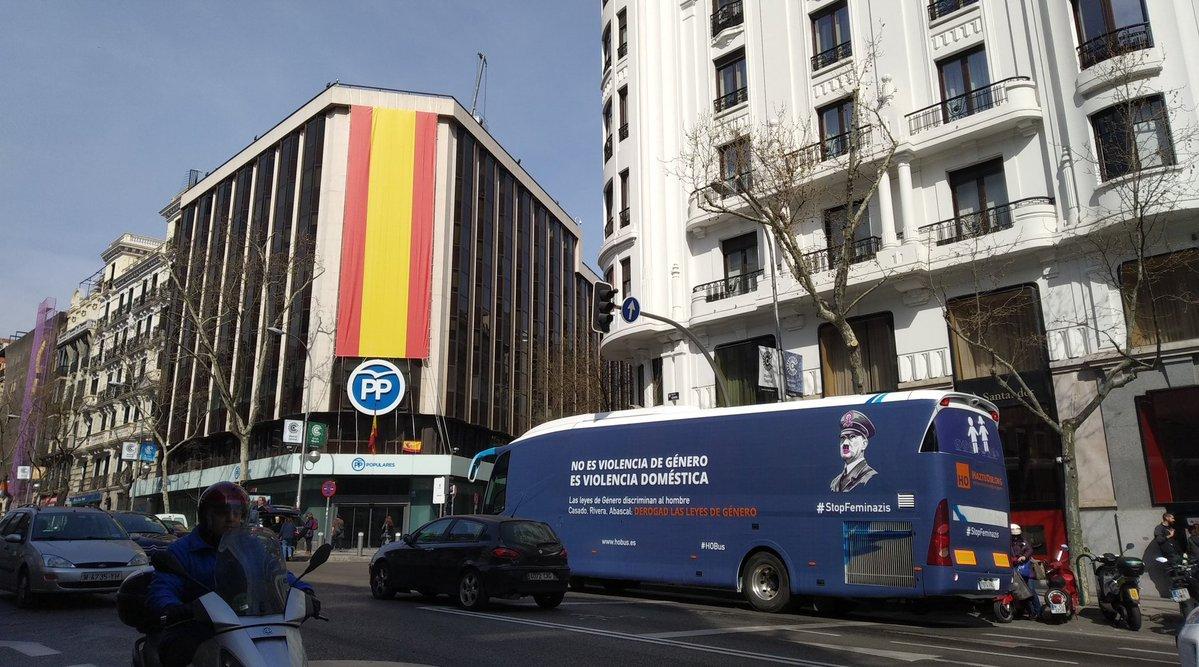 El autobús de Hazte Oír, frente a la sede del Partido Popular en Génova.