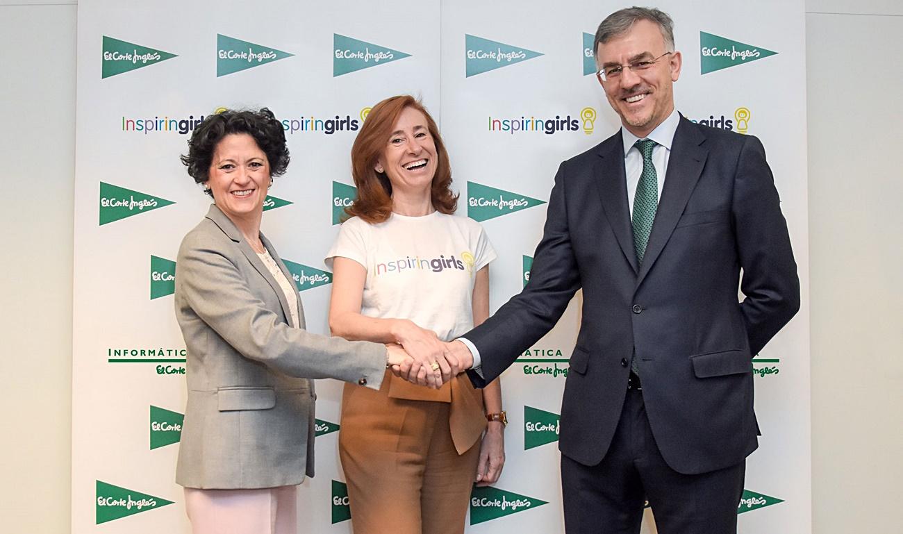 En la imagen Ester Uriol, directora de Comunicación Corporativa de El Corte Inglés, Marta Pérez Dorao, presidenta de la Fundación Inspiring  Girls y Julio Sánchez, director RRHH IECISA, tras la firma.