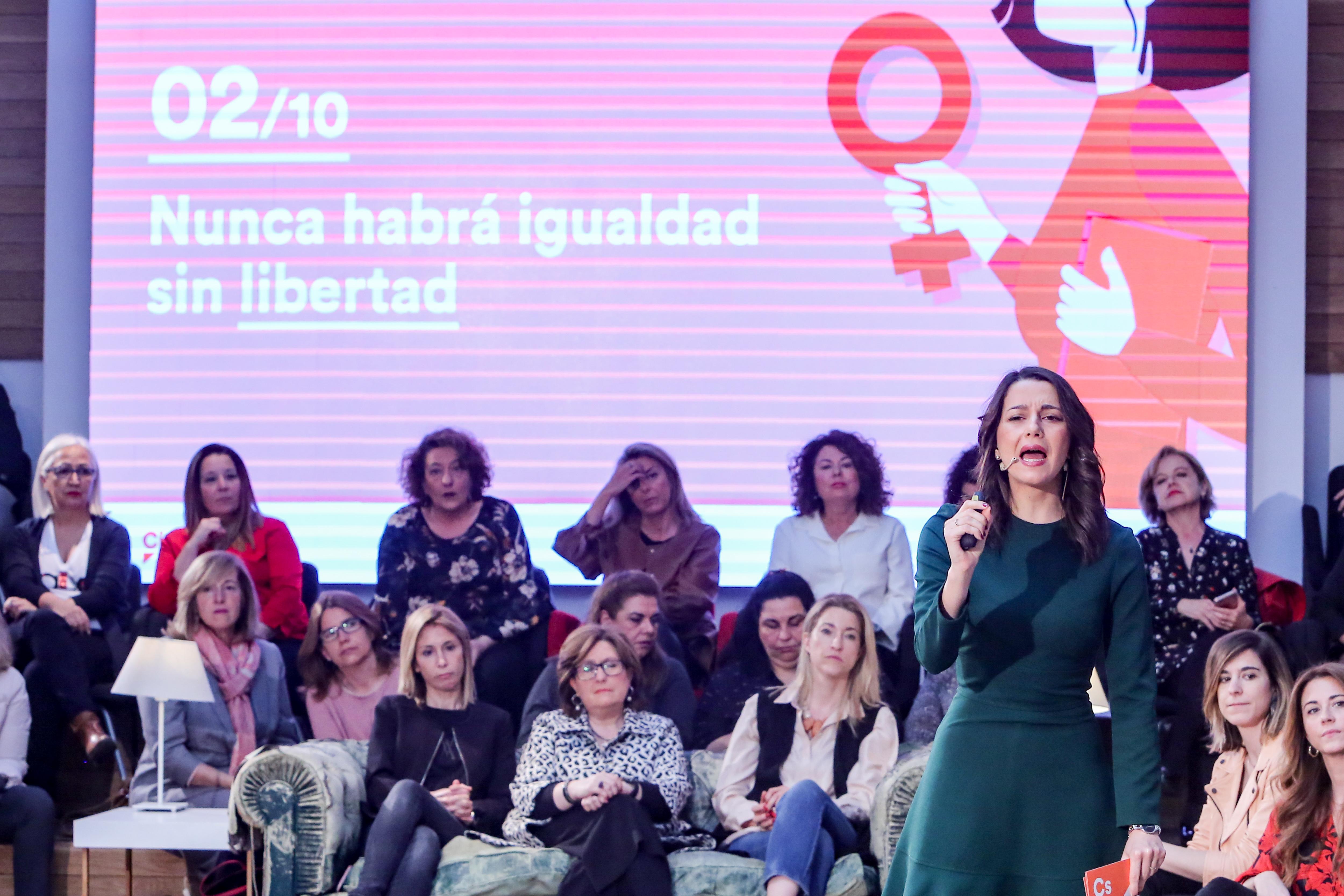 La portavoz de la Ejecutiva de Ciudadanos y líder de la oposición en Cataluña Inés Arrimadas interviene en el acto de presentación del decálogo de Feminismo Liberal del partido