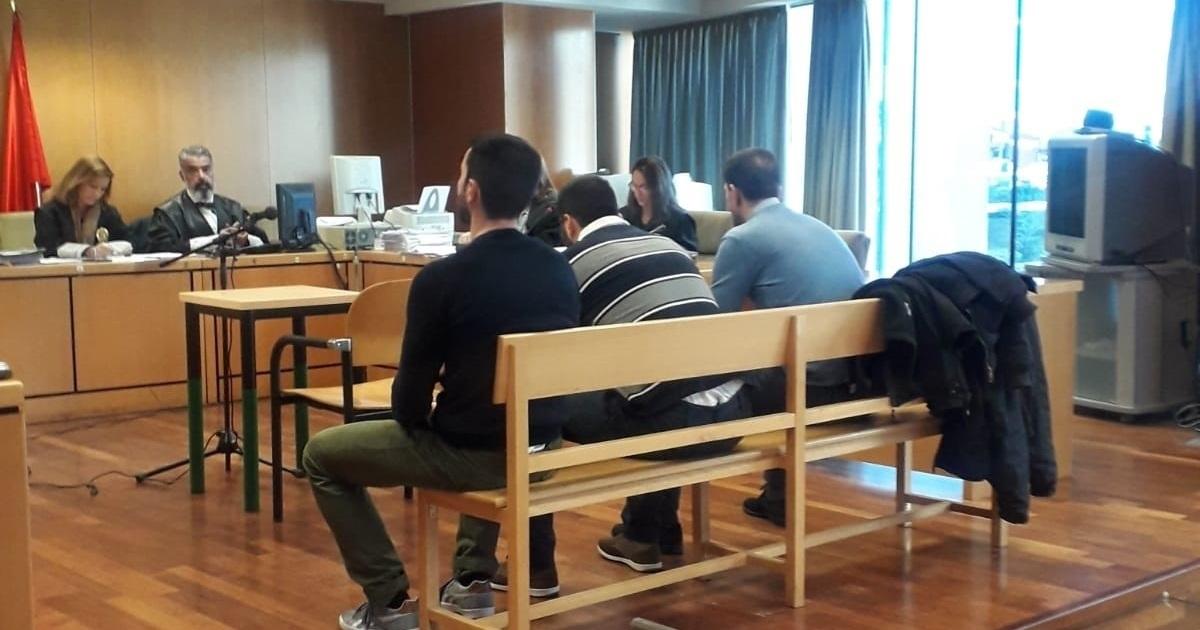 La 'manada de Villalba' con un guardia civil y un militar ante el tribunal. EP